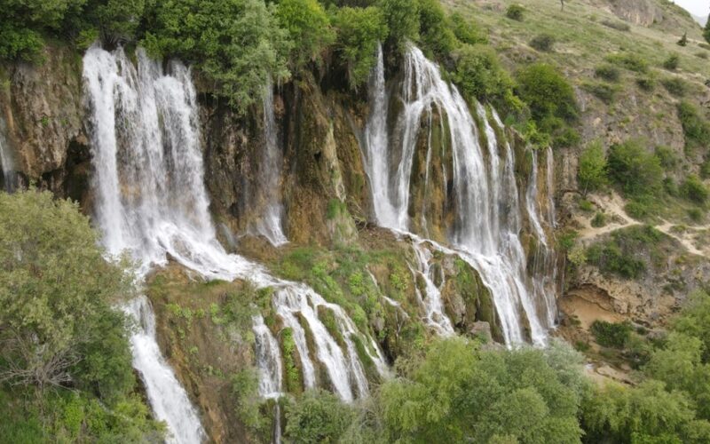 Debisi Artan Girlevik Şelalesi Ziyaretçilerini Ağırlıyor